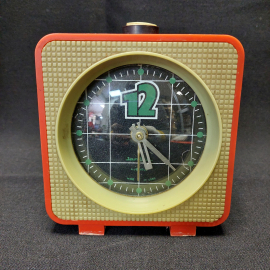 Часы-будильник "Янтарь", 4 камня, корпус пластмассовый, СССР. Работают.